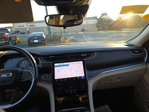 Used 2022 Jeep Grand Cherokee Limited image 18