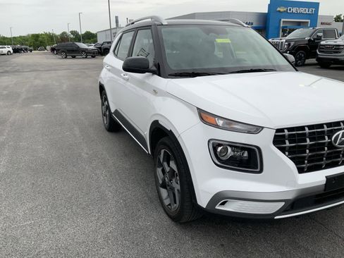 Used 2024 Hyundai Venue Limited FWD image 12