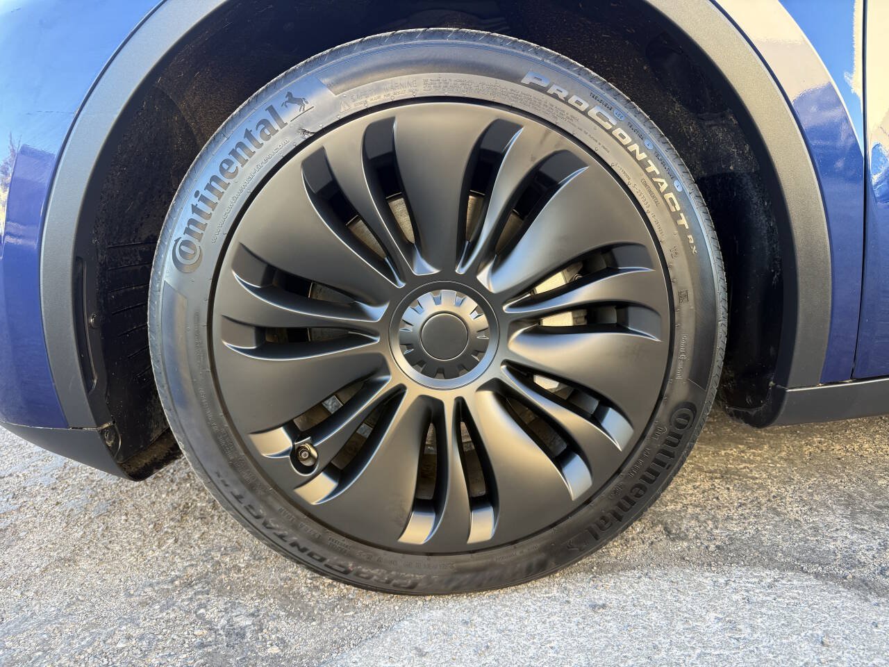 Used 2024 Tesla Model Y Long Range AWD/4WD image 31