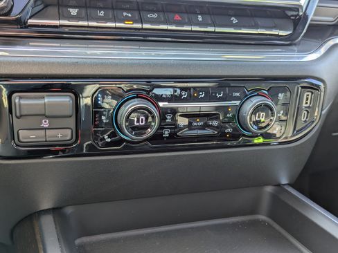 Used 2024 Chevrolet Silverado 2500 High Country w/ High Country Premium Package AWD/4WD image 19