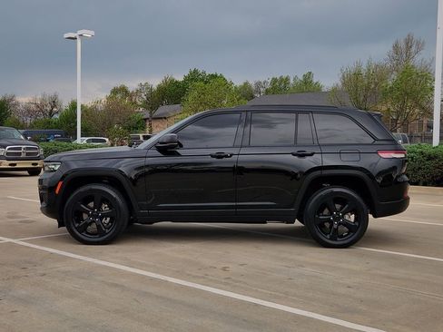 Used 2023 Jeep Grand Cherokee Altitude AWD/4WD image 4