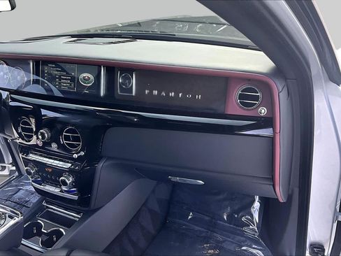 Used 2024 Rolls-Royce Phantom Sedan RWD image 19
