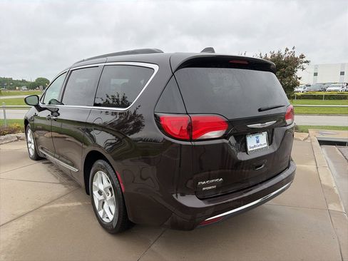 Used 2017 Chrysler Pacifica Touring-L w/ Tire & Wheel Group FWD image 21
