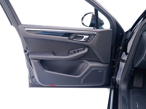 Certified 2026 Porsche Macan AWD/4WD image 22