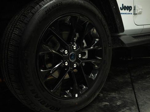 Used 2025 Jeep Wrangler Unlimited Sahara AWD/4WD image 3