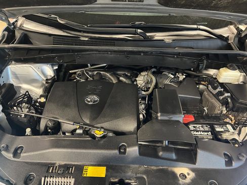 Used 2017 Toyota Highlander XLE AWD/4WD image 47