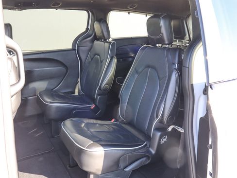 Used 2025 Chrysler Pacifica Limited image 8