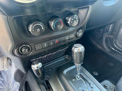 Used 2018 Jeep Wrangler Unlimited Sahara w/ Connectivity Group AWD/4WD image 18