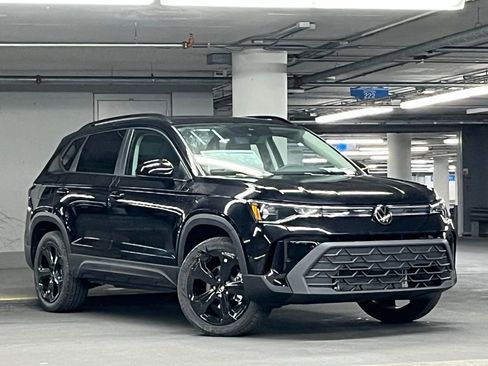 New 2026 Volkswagen Taos SE AWD/4WD image 2