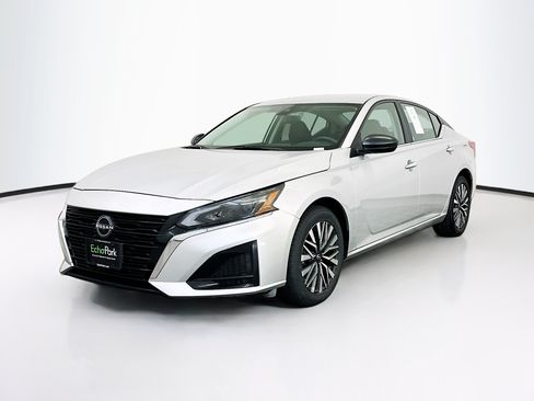Used 2024 Nissan Altima 2.5 SV AWD/4WD image 3