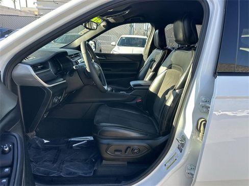 Used 2023 Jeep Grand Cherokee L Laredo image 17