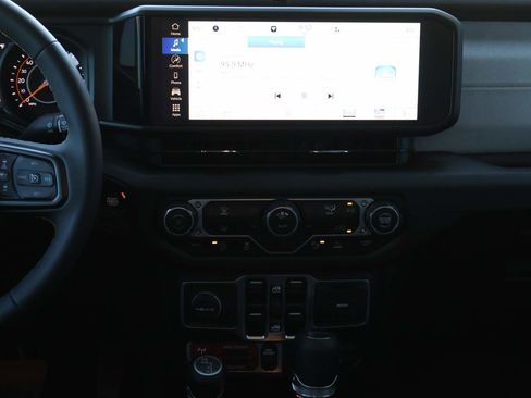 Used 2025 Jeep Gladiator Sport image 14