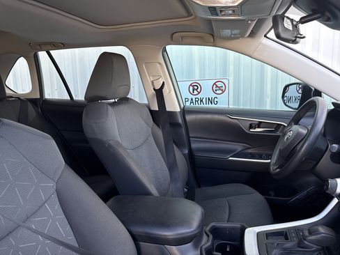 Used 2022 Toyota RAV4 XLE w/ Convenience Package image 34