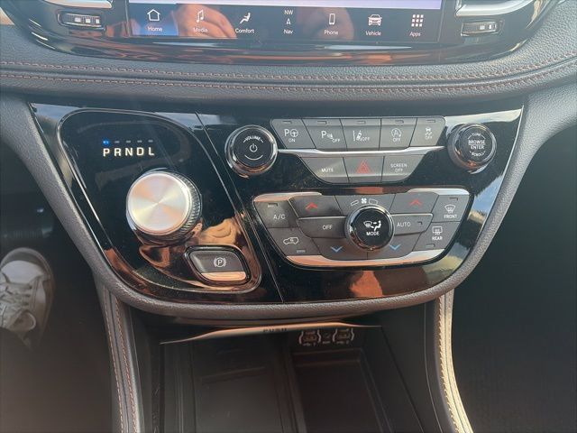Used 2024 Chrysler Pacifica Pinnacle FWD image 22