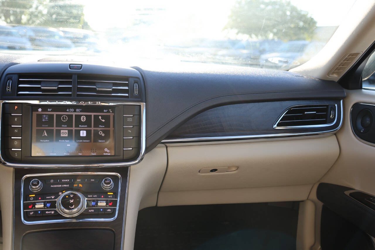 Used 2019 Lincoln Continental Select w/ Continental Climate Package FWD image 25