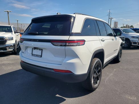 New 2026 Jeep Grand Cherokee Altitude image 6