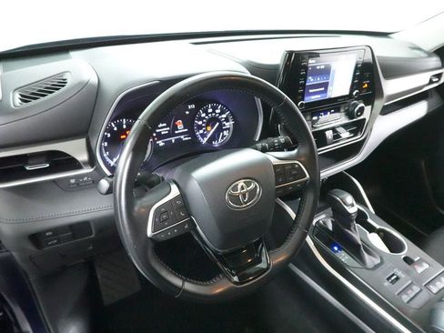 Used 2020 Toyota Highlander XLE AWD/4WD image 26