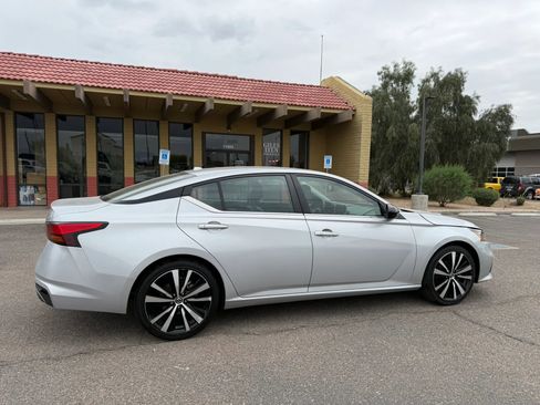 Used 2022 Nissan Altima 2.5 SR FWD image 11