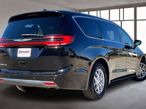 Used 2024 Chrysler Pacifica Touring-L image 6