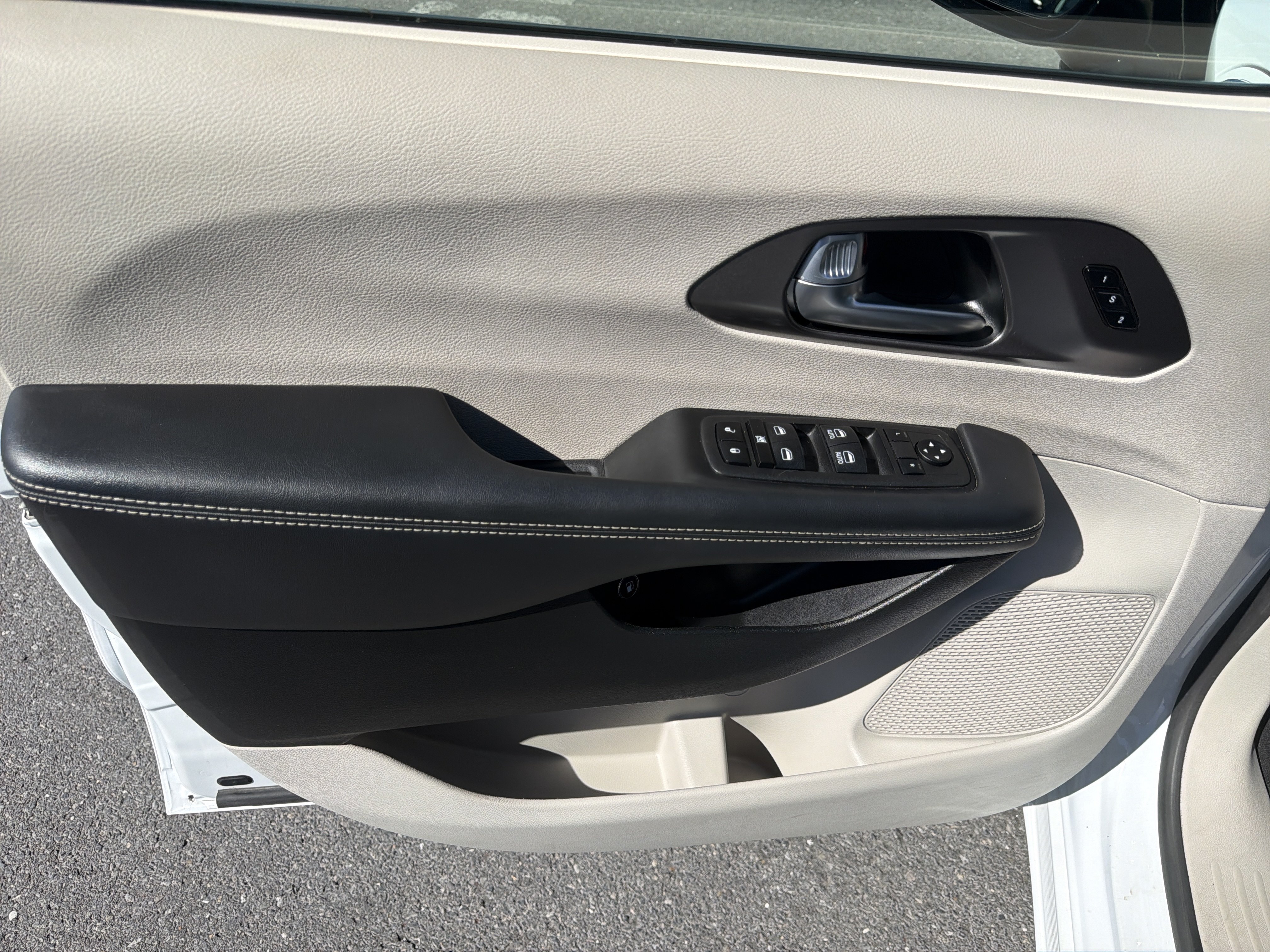 Used 2024 Chrysler Pacifica Limited FWD image 16