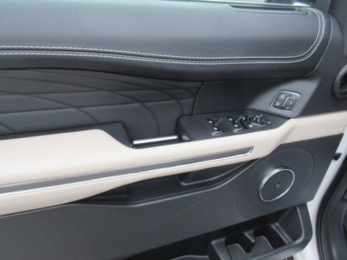 Used 2024 Ford Expedition Platinum image 16