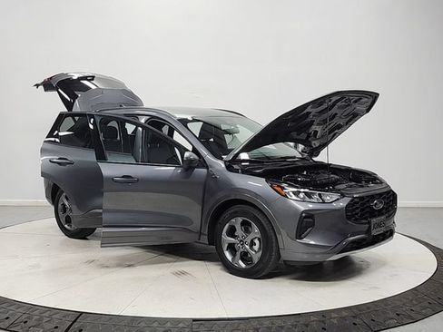 Used 2024 Ford Escape ST-Line w/ Tech Pack #1 FWD image 9