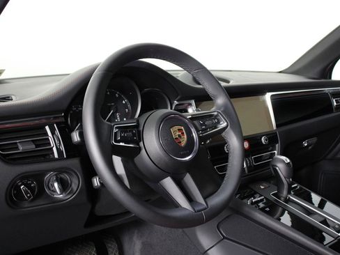 Certified 2025 Porsche Macan image 4