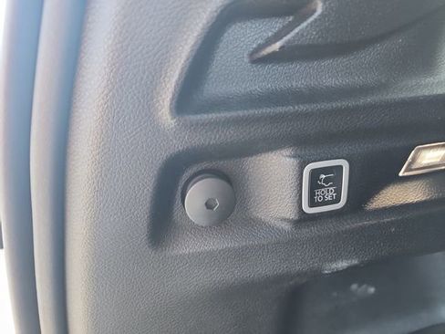 Used 2023 Jeep Grand Cherokee L Laredo image 16