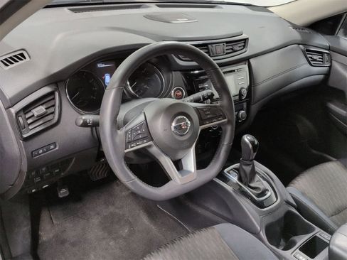 Used 2017 Nissan Rogue SV w/ Sun & Sound Touring Package image 10