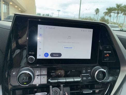 Used 2024 Toyota Highlander XLE image 22