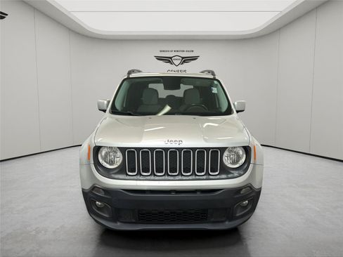Used 2017 Jeep Renegade Latitude w/ Popular Equipment Group FWD image 8