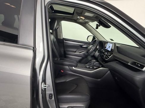 Used 2025 Toyota Highlander XLE FWD image 31
