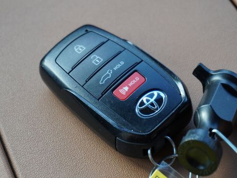 Used 2024 Toyota Highlander Platinum image 21