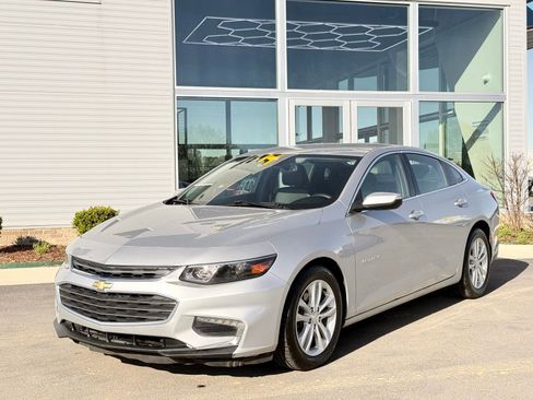 Used 2017 Chevrolet Malibu LT w/ Leather Package image 4