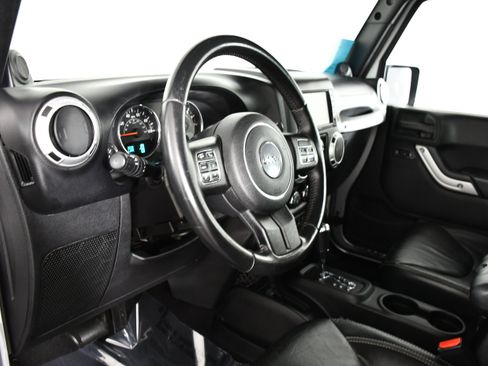 Used 2013 Jeep Wrangler Unlimited Sahara w/ Connectivity Group AWD/4WD image 35