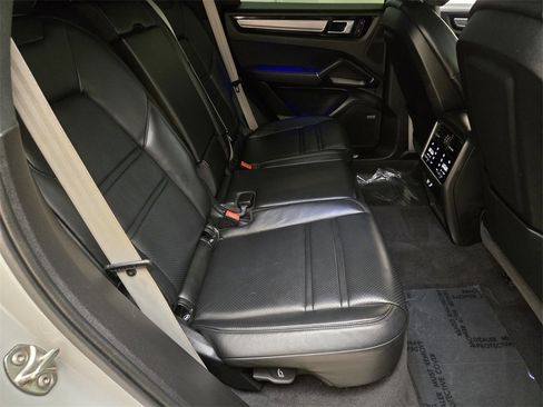 Used 2022 Porsche Cayenne Platinum Edition image 25