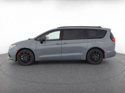 Used 2025 Chrysler Pacifica Limited FWD image 6