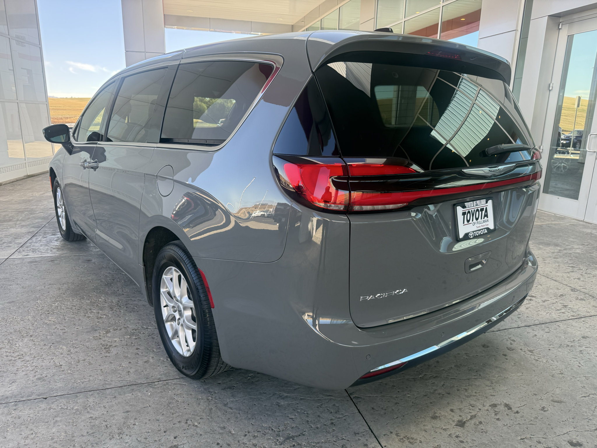 Used 2025 Chrysler Pacifica Select FWD image 8
