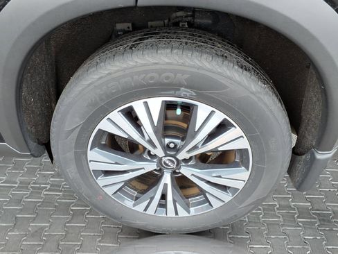 Used 2023 Nissan Rogue SV image 12