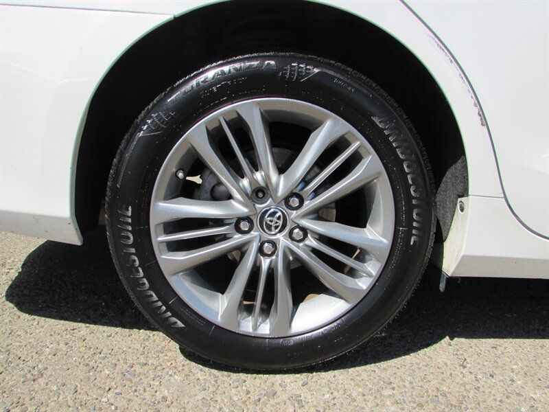Used 2015 Toyota Camry SE w/ Moonroof Package FWD image 31