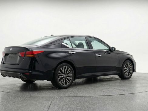 Used 2025 Nissan Altima 2.5 SV FWD image 9