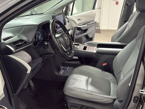 Used 2023 Toyota Sienna XLE image 12
