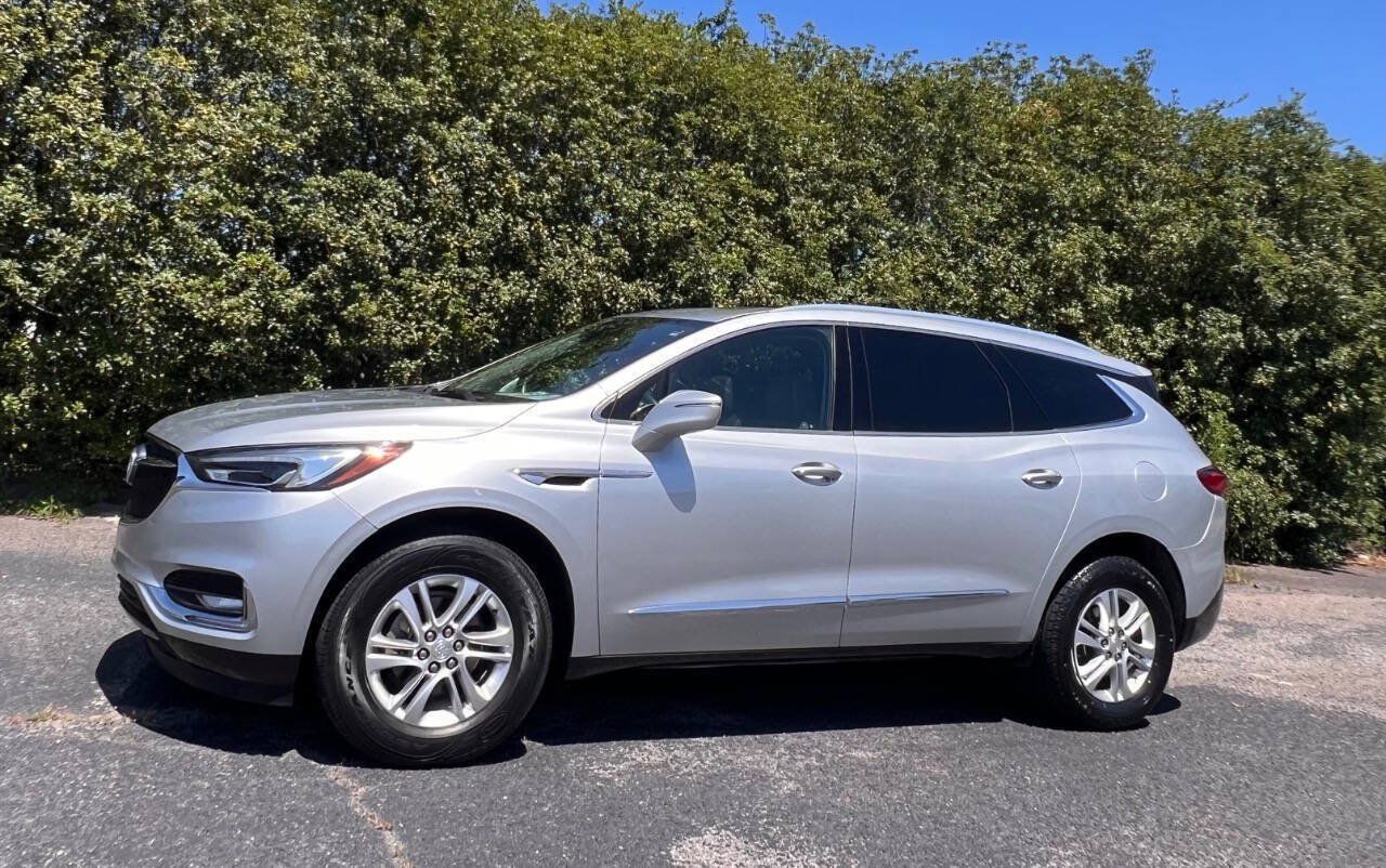 Used 2020 Buick Enclave Essence w/ Sound and Sites Package AWD/4WD image 3