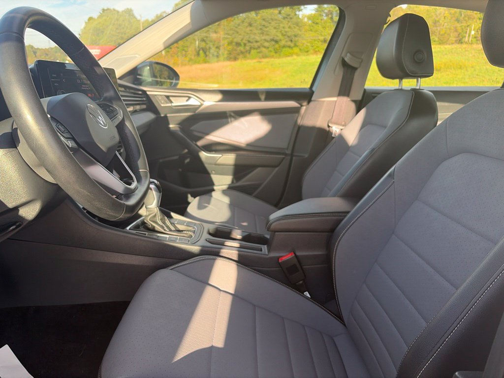 Used 2025 Volkswagen Jetta SE FWD image 17