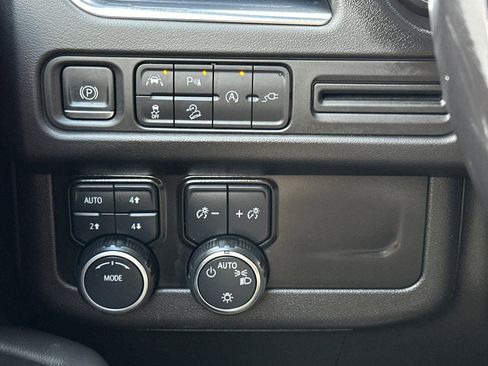 Used 2022 Chevrolet Suburban Z71 image 38