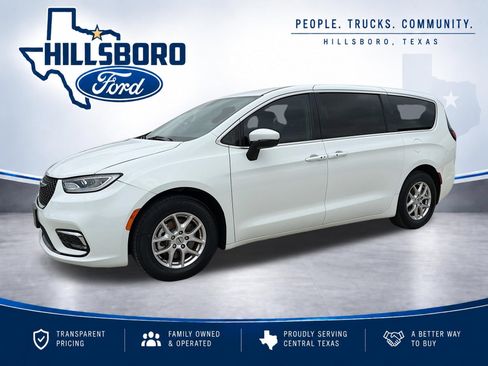 Used 2023 Chrysler Pacifica Touring-L FWD image 1