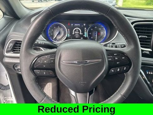 Used 2023 Chrysler Pacifica Touring FWD image 16