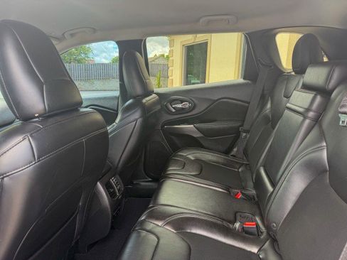 Used 2019 Jeep Cherokee Latitude Plus FWD image 6