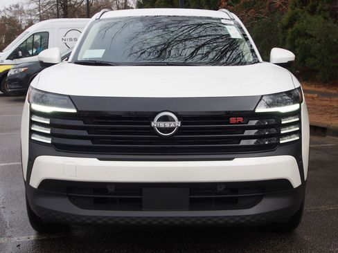 Used 2025 Nissan Kicks SR image 2