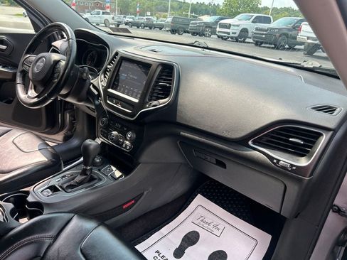 Used 2019 Jeep Cherokee Trailhawk AWD/4WD image 30